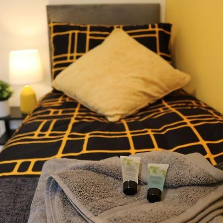 Elegant Room In Stylish House Milton Keynes Bagian luar foto