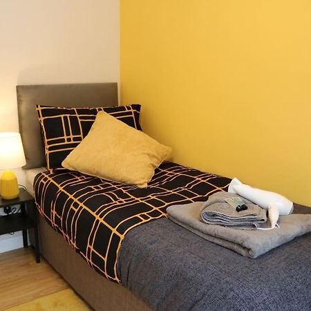 Elegant Room In Stylish House Milton Keynes Bagian luar foto