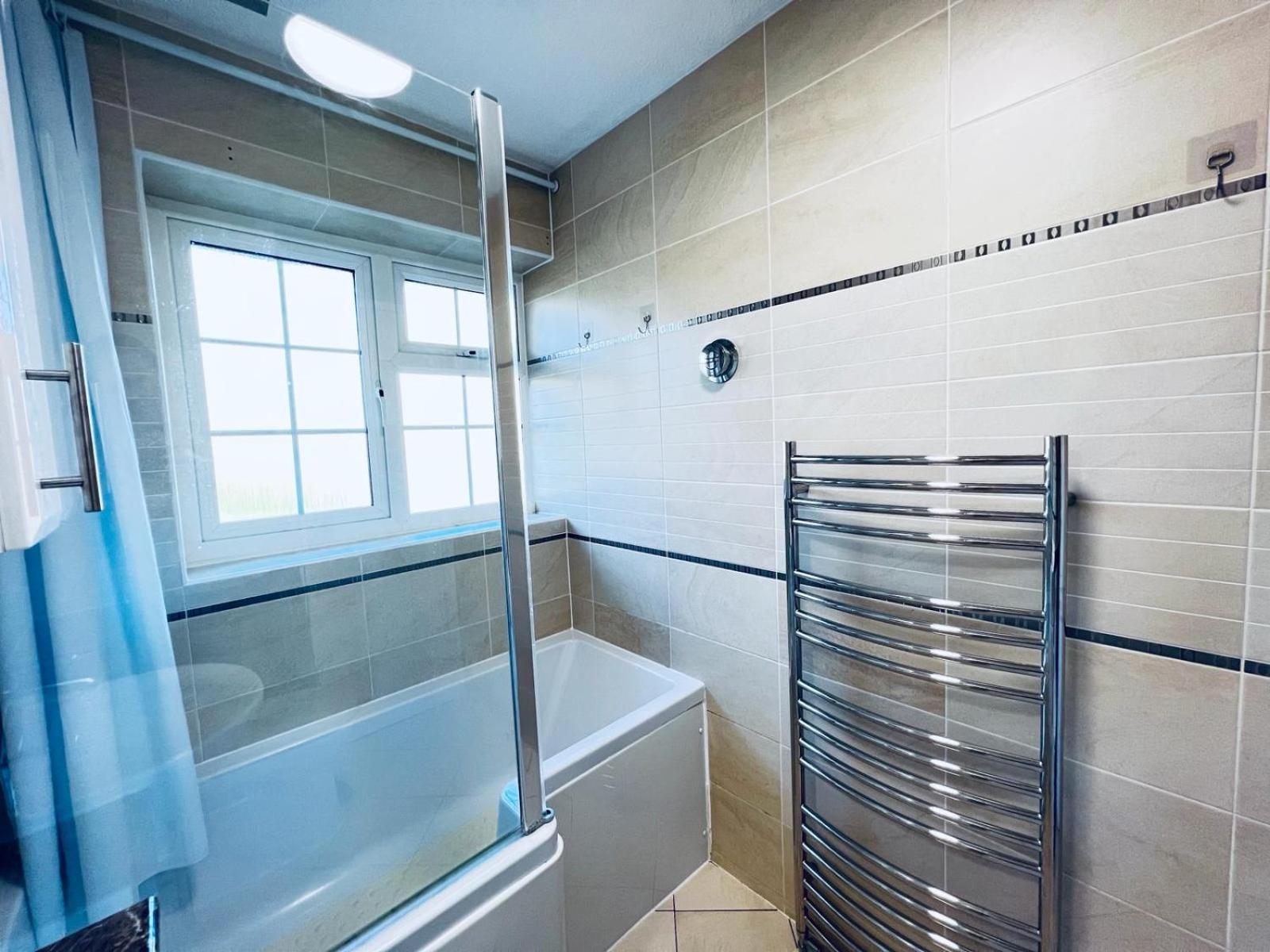 Elegant Room In Stylish House Milton Keynes Bagian luar foto