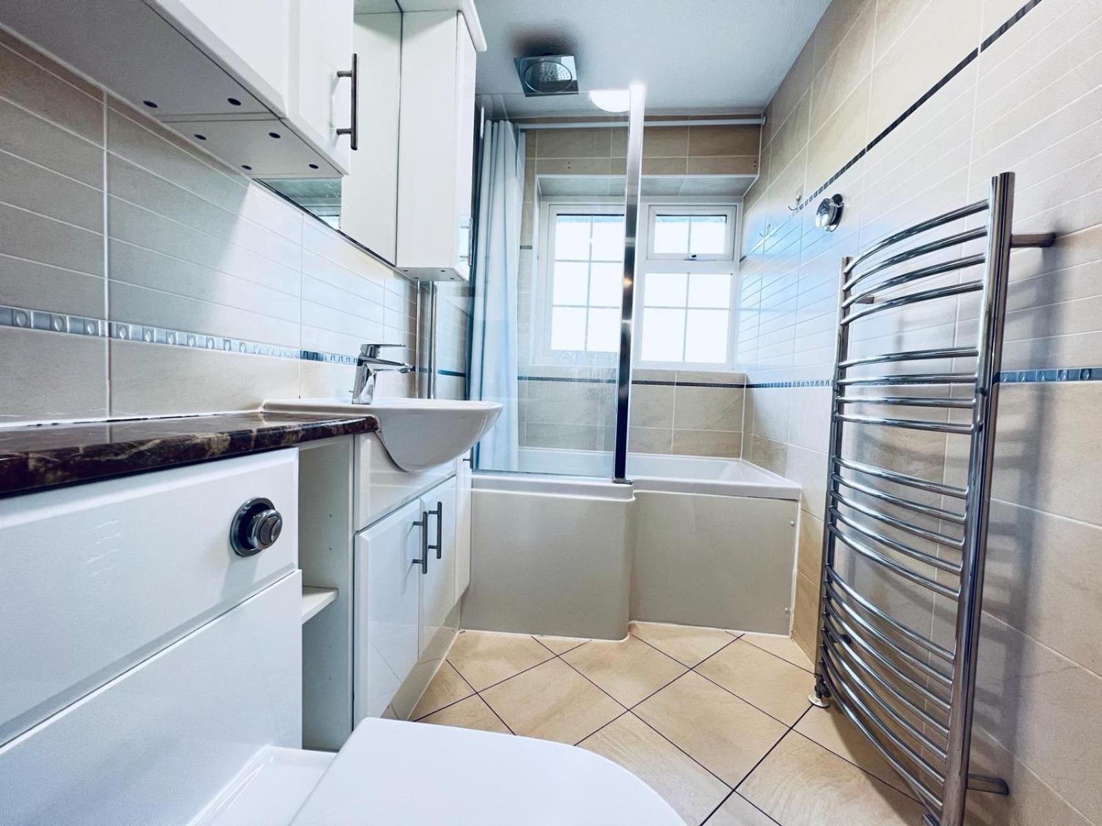 Elegant Room In Stylish House Milton Keynes Bagian luar foto