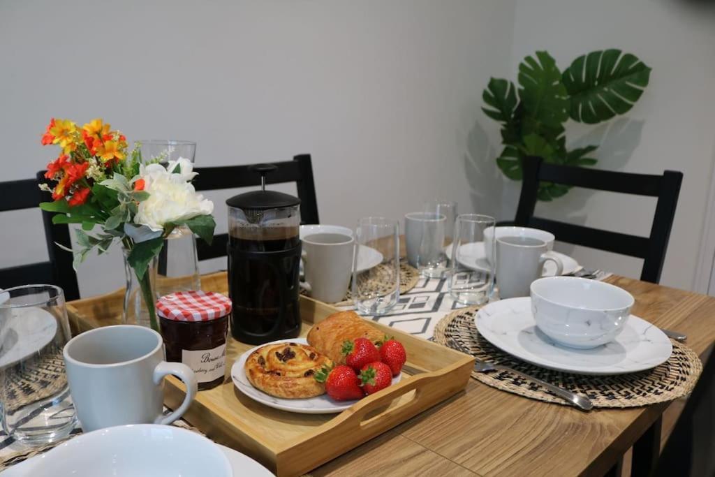 Elegant Room In Stylish House Milton Keynes Bagian luar foto