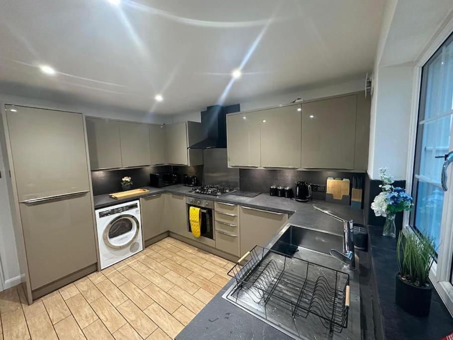 Elegant Room In Stylish House Milton Keynes Bagian luar foto