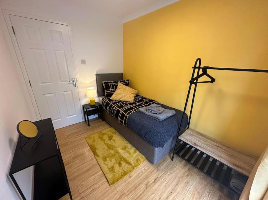 Elegant Room In Stylish House Milton Keynes Bagian luar foto