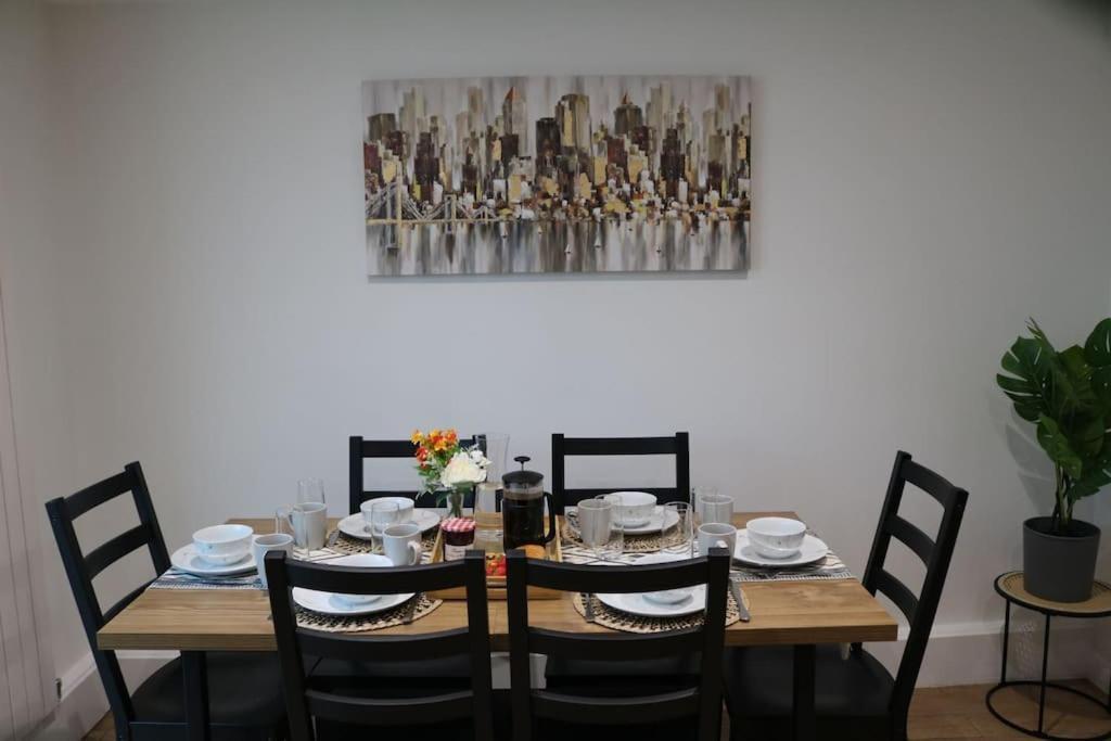 Elegant Room In Stylish House Milton Keynes Bagian luar foto