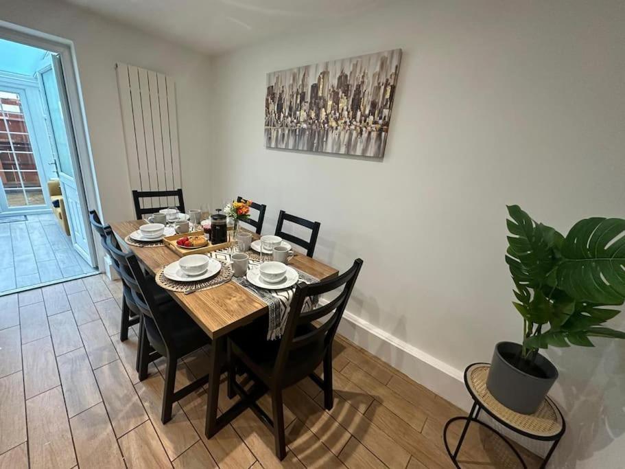 Elegant Room In Stylish House Milton Keynes Bagian luar foto