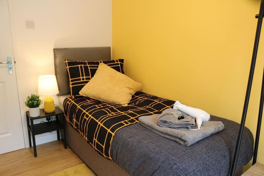 Elegant Room In Stylish House Milton Keynes Bagian luar foto